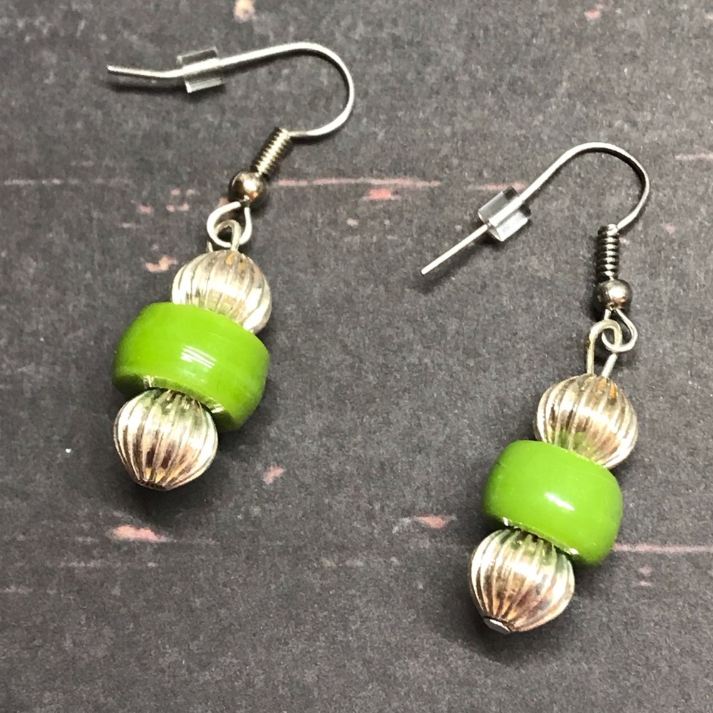 Green dangle earrings beaded earrings Handmade - Picture 2 of 4